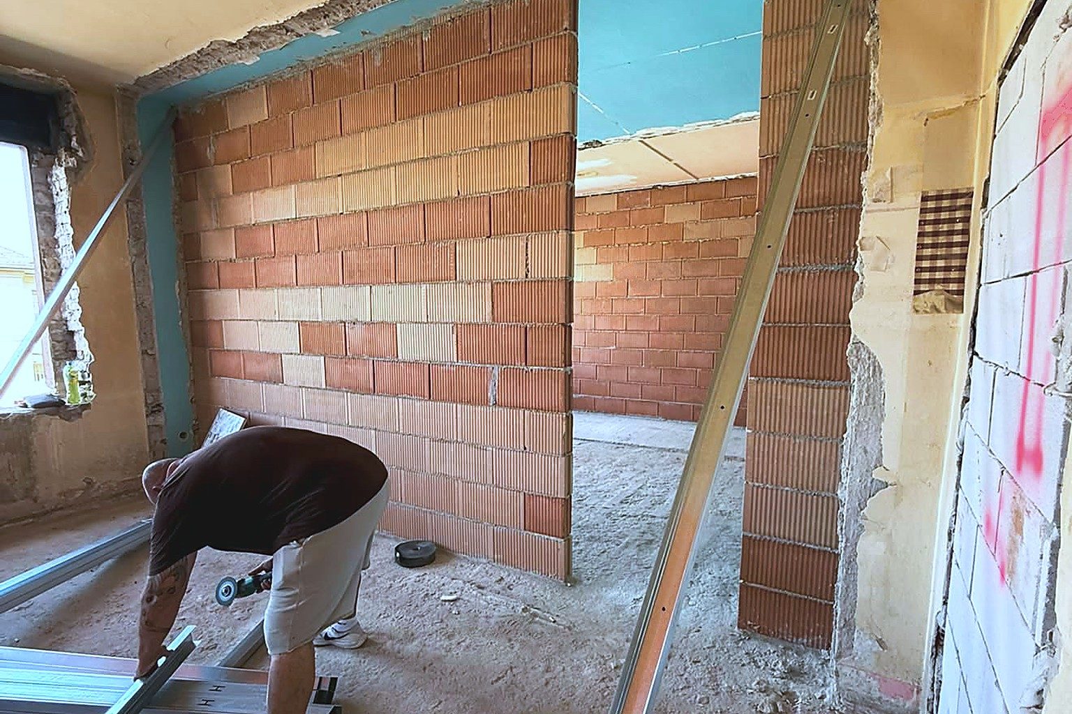 Fémprofil szabása gipszkarton falhoz — kivitelezés közben